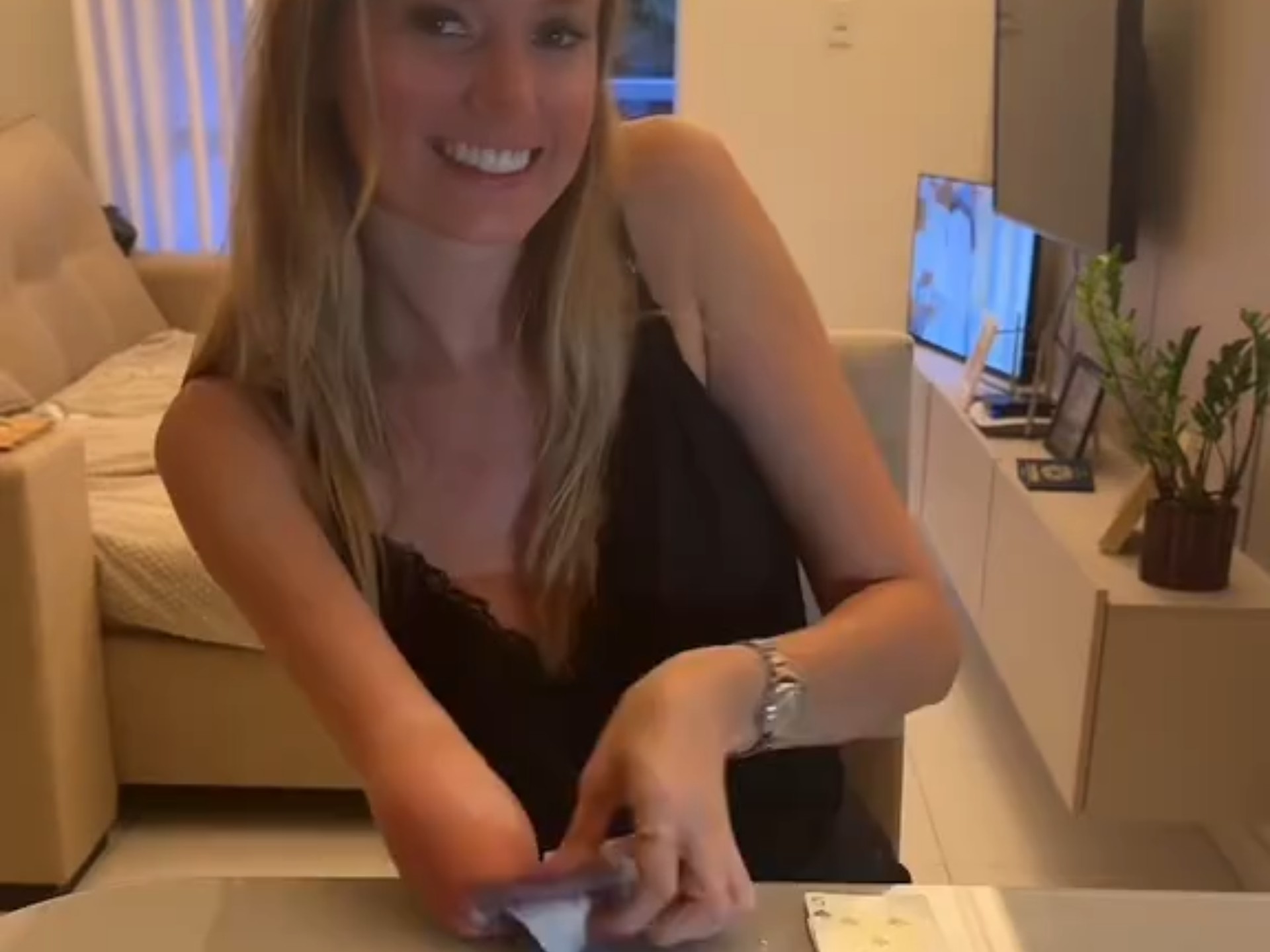 @angelicahannsen 独臂女孩 一只手也可以赢得纸牌游戏