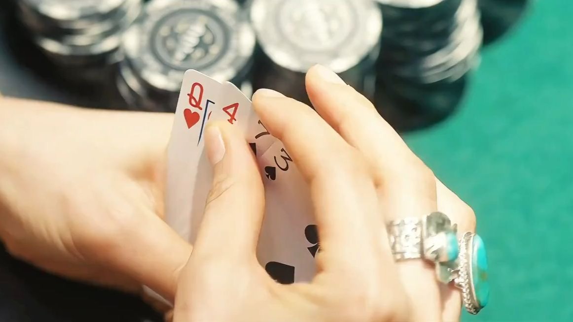 女人虽然牌不好，但是抵挡不住对面押的筹码选择赌一赌