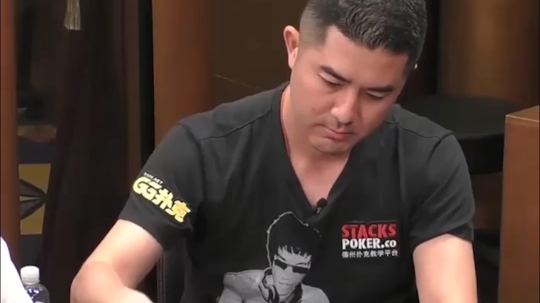 河牌一张成花wesley手握顺子！会不会担心Andy有花而弃牌呢？