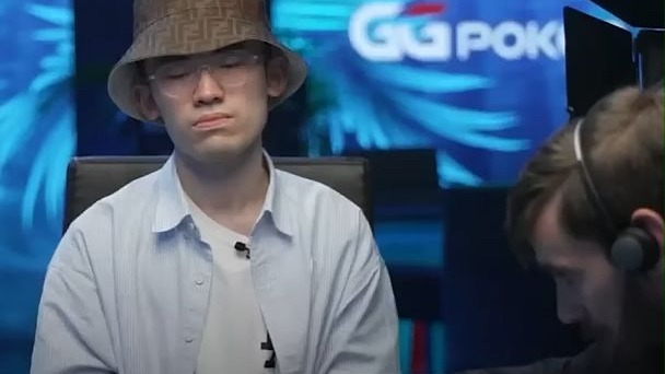 00后国人小哥周懿楠的惊天诈唬！把顶级职牌Addamo都给打懵了...｜WSOP金手链天堂岛超级主赛事