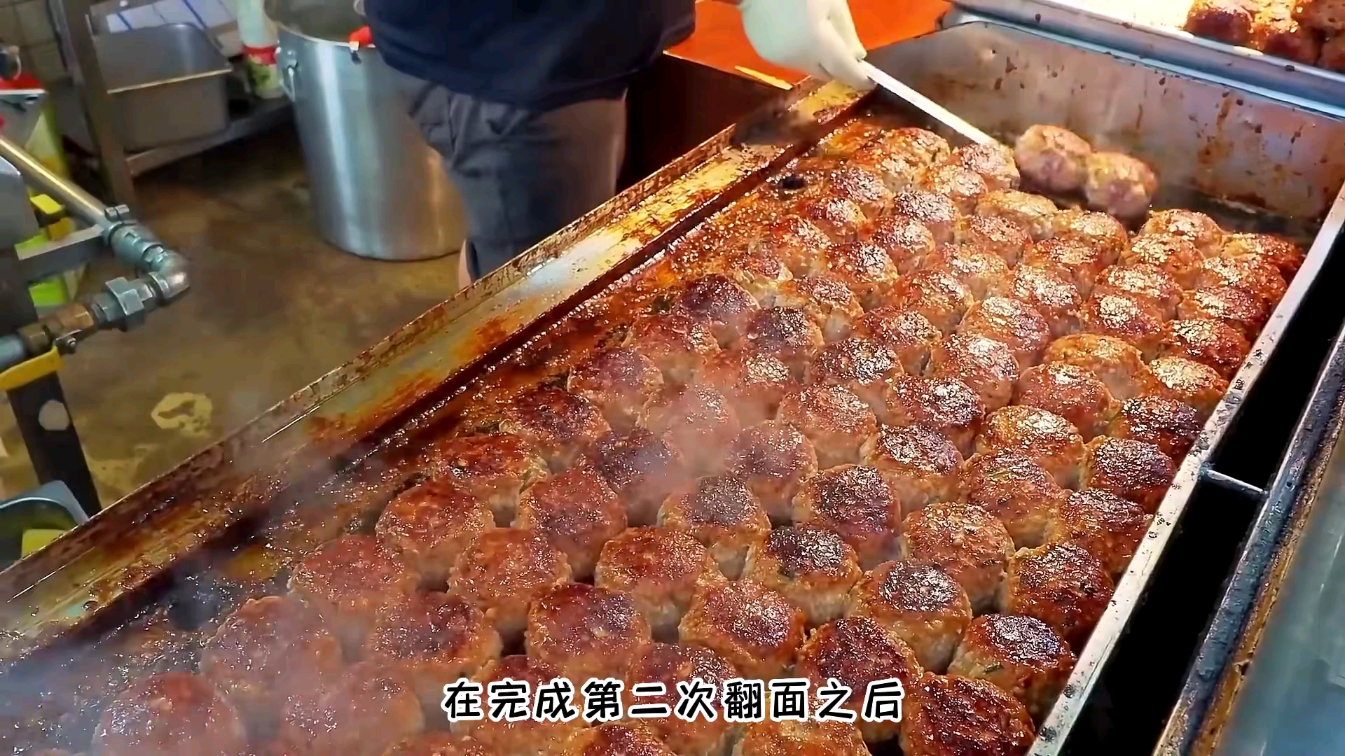 wpk俱乐部舌尖上： 韩国街头卖的铁板汉堡排，看完就知道韩国人吃不吃得起肉