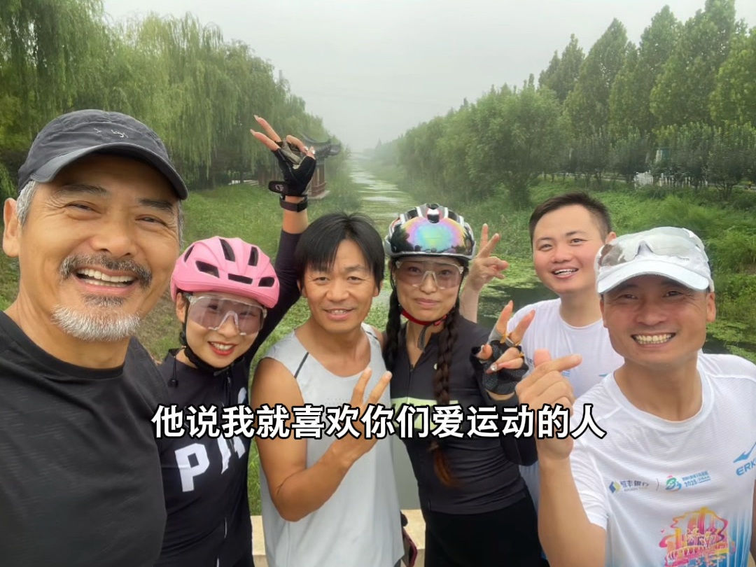 男子德州偶遇“全国巡跑”的周润发，还获发哥夸奖：“就喜欢你们爱运动的人”。