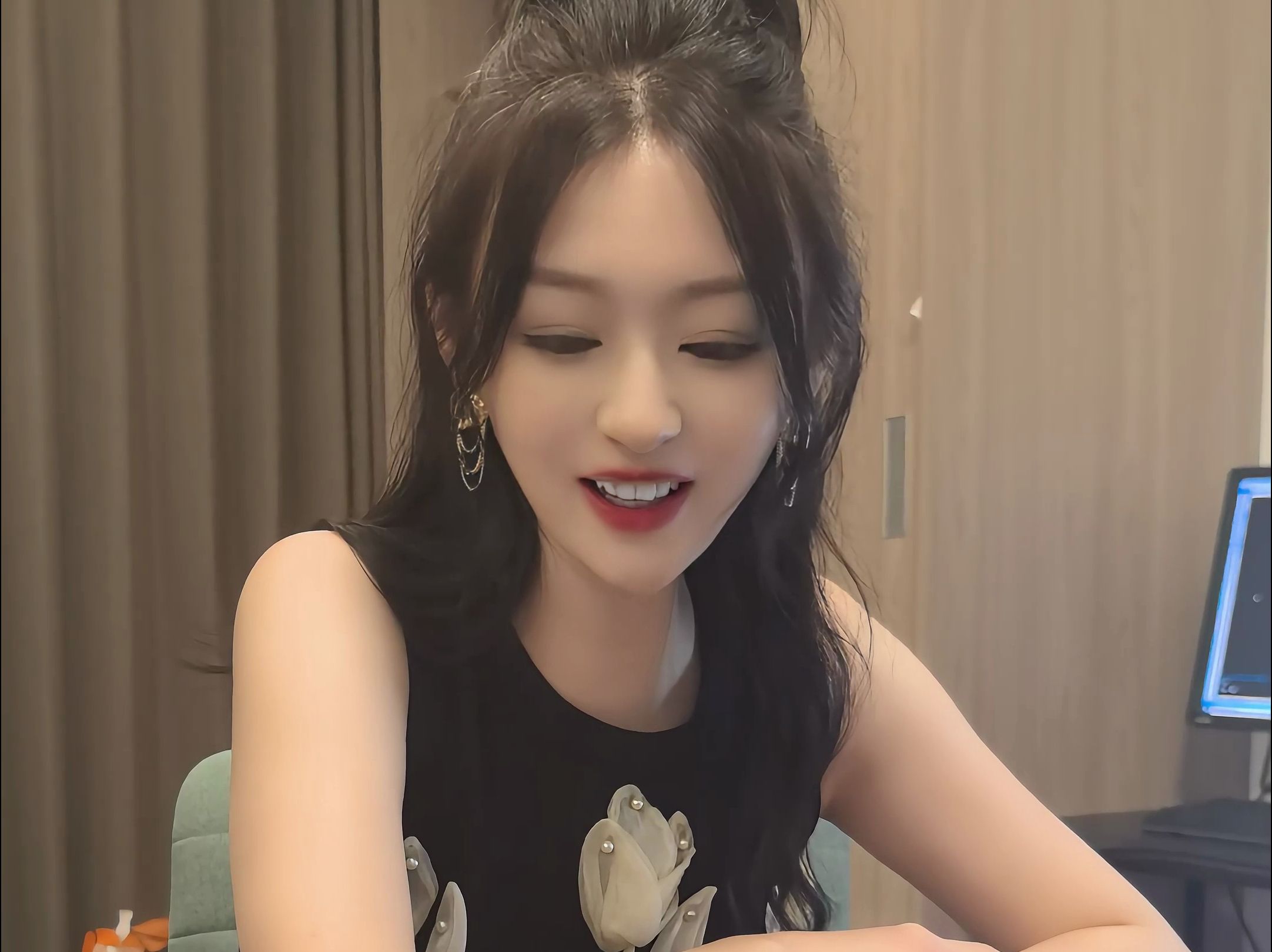 不同人玩德扑-美女乱我心