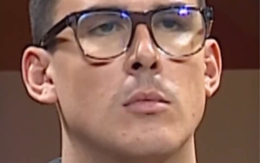 当扑克脸出现破绽时真相就大白了哈哈，成也马脚败也马脚