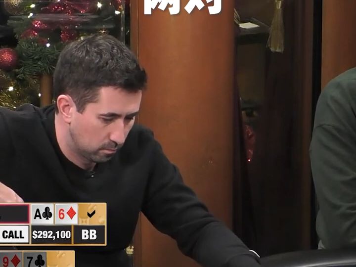 德州扑克 当JR拿到大牌的时候，总是会做这个动作？？