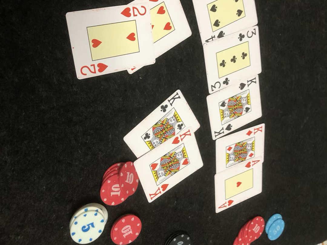 德州像极了爱情中的尔虞我诈，那天你信誓旦旦的说自己顶多两对，结果秀出来的却是铁支四条～